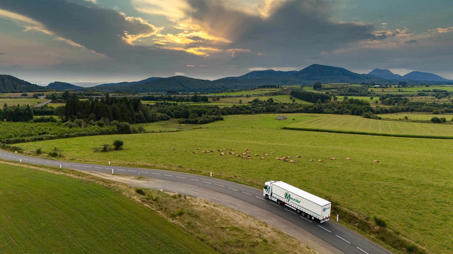 Camion Meunier Transports circulant sur une route