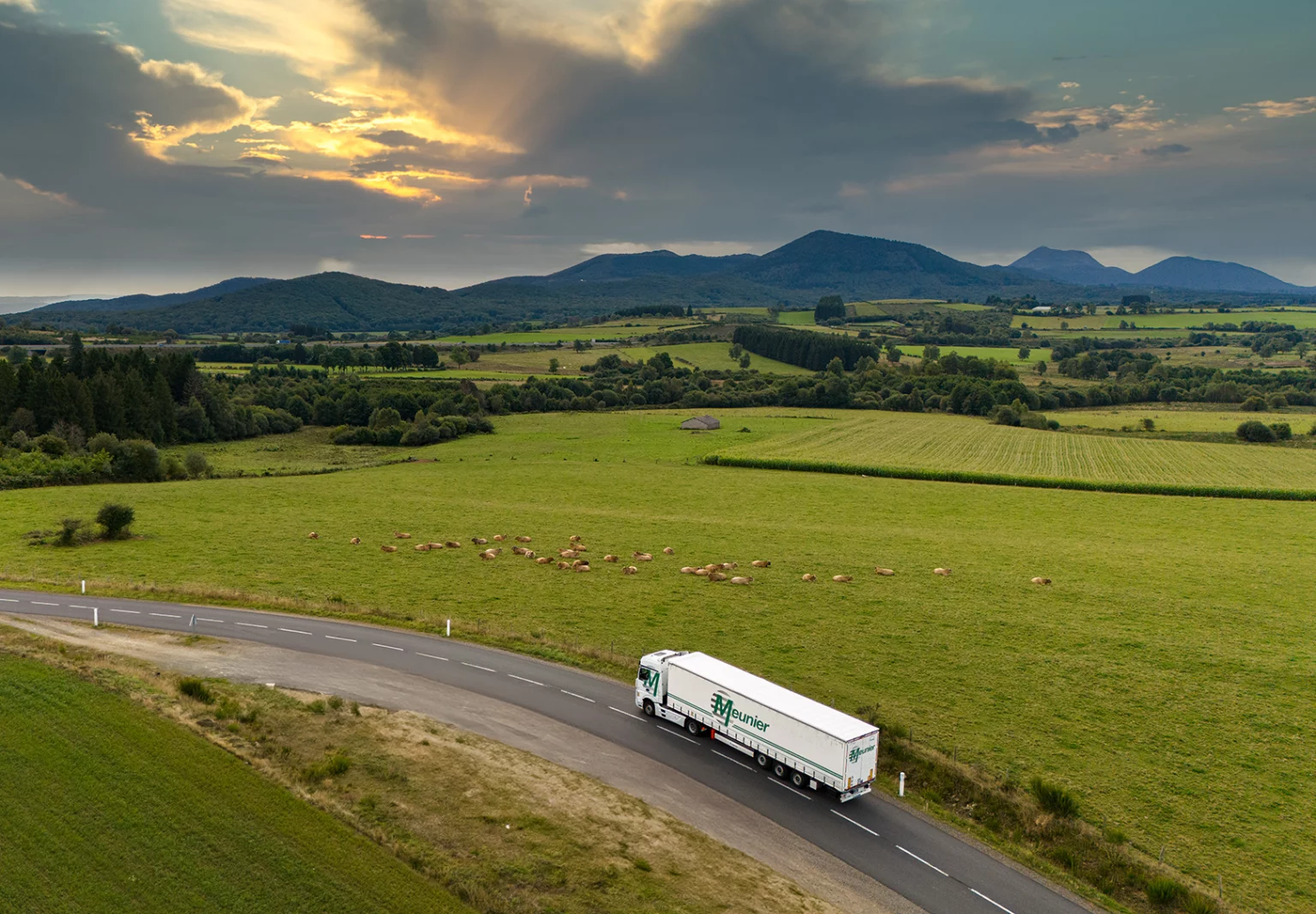 Camion Meunier Transports circulant sur une route